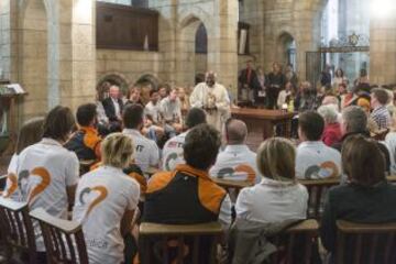 Equipo ALVIMEDICA participantes de la Volvo Ocean Race esperan los servicios de arzobispo emérito, ganador del Premio Nobel de la Paz Desmond Tutu en la Catedral de San Jorge durante la escala en Ciudad del Cabo