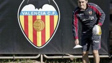 Valverde ya ejerce como entrenador del Valencia.