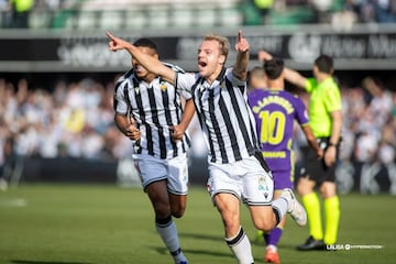 El centrocampista del Castellón hizo un gol de bandera para abrir el marcador ante el Málaga. Su gesto técnico para controlar el balón y su disparo pegado al palo son para ponerlos en vídeo en las escuelas de fútbol. Una lección de como un centrocampista cierra una jugada desde la frontal 