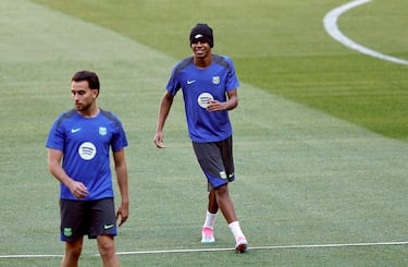 Todo parece indicar que Lamine ha cambiado de look para la final de la Copa del Rey y, en el entrenamiento previo, ha escondido su look para dar la sorpresa en el partido.