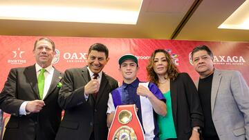 Salomón Jara Cruz, Gobernador de Oaxaca, y Héctor Sulaimán, vicepresidente del CMB, dan a conocer la pelea entre Adrián “Gatito” Curiel y Sivenathi Nontshinga.