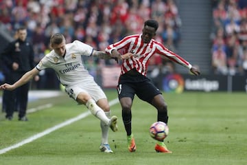 Iñaki Williams y Toni Kroos durante el Athletic-Real Madrid.