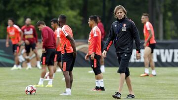 MA01. WELLESLEY (ESTADOS UNIDOS), 11/06/2016.- El director técnico de Perú, el argentino Ricardo Gareca (d) dirige entrenamiento de la selección de Perú en Babson College hoy, sábado 11 de junio de 2016, en Wellesley (Estados Unidos). Las selecciones de Perú y Brasil se enfrentan mañana en juego de la Copa América Centenario en Estados Unidos. EFE/MAURICIO DUEÑAS CASTAÑEDA