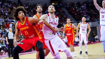 Sebas Saiz lucha por un rebote durante el partido de las Ventanas Fiba que ha enfrentado a Espa&ntilde;a y a Polonia