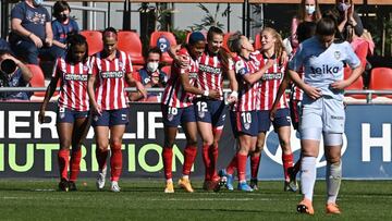 La delantera nigeriana del Atl&eacute;tico de Madrid Rasheedat Ajibade (c) celebra el gol conseguido ante el Valencia.