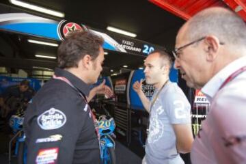 Andrés Iniesta visita los boxes de Yamaha y Honda