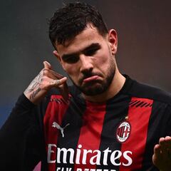 Un fenomenal Theo mantiene al Milan en la cima