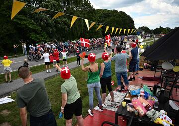 Seguidores disfrutando de la segunda etapa del Tour de Francia 2022.
