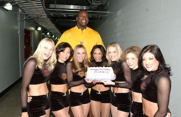 Felicitación de las cheerleaders de los Lakers por su 30º cumpleaños.