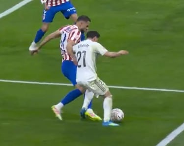 Brahim provoca el penalti tras una rápida maniobra en el área, donde Hancko mete el pie y derriba al atacante madridista, generando la acción decisiva del empate.