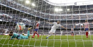Momento en el que Benzema bate a Oblak, dando el derbi al Madrid en un Bernabéu con las gradas llenas.