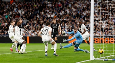 1-2. Óscar Rodríguez se va de Raúl Asencio en la línea de fondo, pone un pase hacia atrás y Dani Raba, con la pierna izquierda, anota por bajo superando a Andriy Lunin.