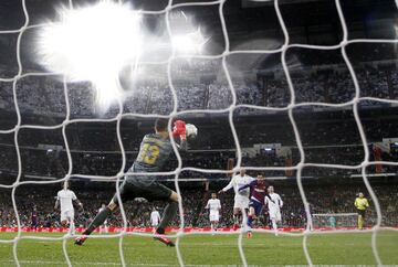 Ocasión de Messi que paró Courtois.
