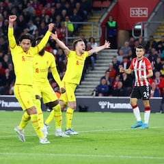 El Liverpool remonta y deja la Premier en un pañuelo