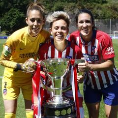 Lola, Amanda y Meseguer, las capitanas del Atlético campeón