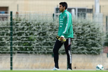 El portero campeón del mundo Sub-17 con México de momento no tiene equipo. Aún puede decidir si representar a una u otra selección.