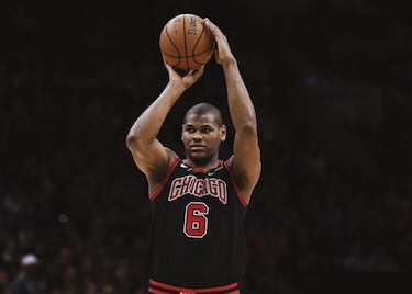 Un pívot brasileño con corpulencia pero un talento quizá escaso para la NBA. ¿Por qué seguía allí? Cazó un contrato por 4 años por el que se llevó 32 millones. Habría que preguntarle a los directivos de Chicago en aquel momento, ya que no aportaba gran cosa en ataque y tampoco cambiaba partidos desde la defensa. Se pasó mucho tiempo en la G-League. Hasta que su contrato expiró. Es internacional con su país, por lo que los ha habido que han pensado que podía ser útil en el universo de la FIBA. Se ha estrenado en Europa con Ratiopharm Ulm, en la Bundesliga alemana, y con ellos está disputando la EuroCup. En su nuevo equipo comparte aventura con otros exNBA como Jaron Blossomgame o Semaj Christon y con un entrenador que intentará sacarle todo el jugo como hacía de jugador con sus compañeros: Jaka Lakovic.  