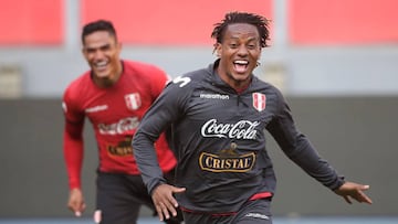 AME940. LIMA (PER&Uacute;), 12/10/2020.- Fotograf&iacute;a cedida hoy por la Federaci&oacute;n Peruana de F&uacute;tbol (FPF) que muestra a Andr&eacute; Carrillo (d) durante un entrenamiento de la selecci&oacute;n, en Lima (Per&uacute;). Con la final de l