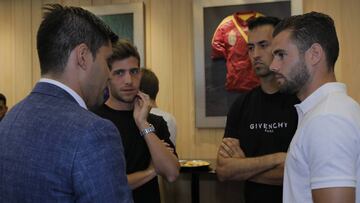 Busquets, Nacho, Sergi Roberto y David Aganzo charlas tras la reuni&oacute;n de la AFE.