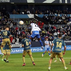 La cabeza de Sekou da la vida al Málaga y deprime a Las Palmas