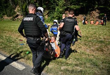 Un grupo de activistas ha detenido la décima etapa durante diez minutos, al sentarse en la carretera para protestar en defensa del medio ambiente del Mont Blanc.