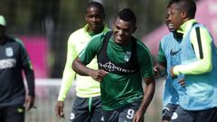 Miguel Borja entrena aparte mientras define su futuro