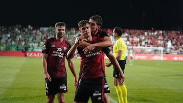 Hugo Rincón celebra el tercer tanto del Mirandés ante el Racing junto a Panichelli y Egiluz.
