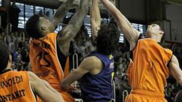 Navarro salva al Barcelona en un partido que se les complicó