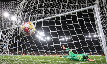 Antonio Rüdiger lanza el décimo de la tanda, con la pierna derecha, raso y ajustado al palo de la portería de Ederson.