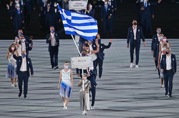 Los abanderados de Grecia, Anna Korakaki, y Eleftherios Petrounias, y su delegación llegando al Estadio Olímpico durante la ceremonia de apertura de los Juegos Olímpicos de Tokio