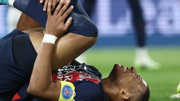 Paris Saint-Germain's French forward #07 Kylian Mbappe suffers an injury after colliding into a goalpost during the French L1 football match between Paris Saint-Germain (PSG) and OGC Nice at The Parc des Princes Stadium in Paris on September 15, 2023. (Photo by FRANCK FIFE / AFP)