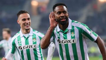 Bakambú celebra su gol en Gante con el Betis.