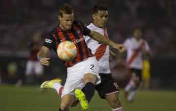 El jugador de San Lorenzo Mauro Cetto (i) disputa el balón con Teófilo Gutiérrez (d) de River Plate en el partido de ida de la final de la Recopa Sudamericana.