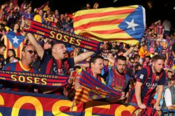 Los seguidores del FC Barcelona en las gradas del estadio Vicente Calderón, en Madrid, donde esta noche se disputa la final de la Copa del Rey entre el Sevilla FC y el FC Barcelona