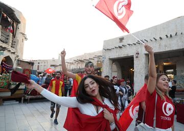 Varios grupos de ciudadanos cataríes han participado en un evento en Doha donde han apoyado a diferentes selecciones del Mundial. En la foto, en apoyo a la selección tunecina. 