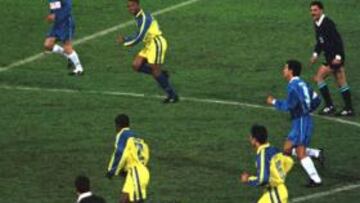 <b>EXPERIMENTO. </b>En 1999, dos árbitros dirigieron un amistoso entre el Nápoles y una selección brasileña.