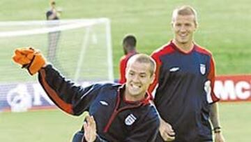 <b>FELIZ. </b>Owen y Beckham, ayer en el entrenamiento de Inglaterra.