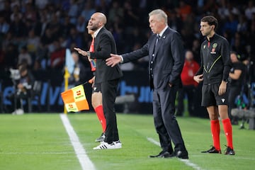 Claudio Giráldez y Carlo Ancelotti vivieron un intenso inicio de partido desde su área técnica y no paraban de dar indicaciones. EFE/Lavandeira
