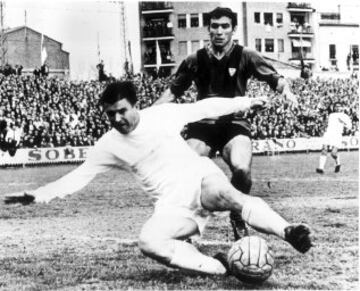 Fichó el 11 de agosto de 1958, a los 31 años, por el Real Madrid, donde militó hasta 1966