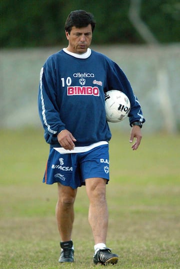 Campeón del mundo con Argentina en 1978 y 1986.
Vino a México como entrenador de Rayados en 2002.