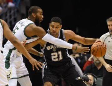 Greg Monroe presiona a Tim Duncan.