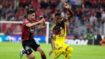 Atlas' Argentine forward #10 Gustavo del Prete and America's Colombian defender #26 Cristian Borja fight for the ball during the Liga MX Apertura football match between Atlas and America at the Jalisco Stadium in Guadalajara, Jalisco state, Mexico on August 24, 2025. (Photo by Ulises Ruiz / AFP)