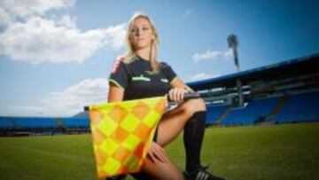 Una juez de línea brasileña, baja por aumentarse el pecho