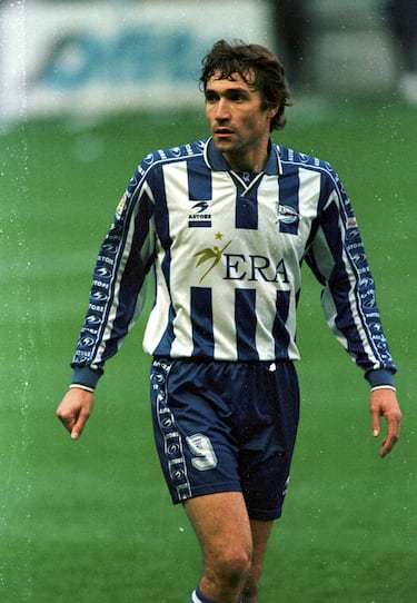 Terminó su carrera en el Alavés (1999-2000). Tras pasar un año en el Yokohama Marinos japonés, acabó su carrera profesional en el equipo vitoriano.