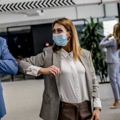 La OMS también recomienda evitar el saludo con el codo