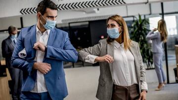 La OMS también recomienda evitar el saludo con el codo