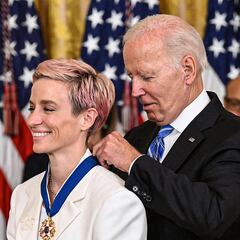 Megan Rapinoe es condecorada con la Medalla Presidencial de la Libertad