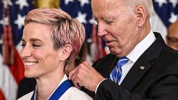 La jugadora del USWNT se convirtió en la primera futbolista en recibir la Medalla Presidencial de la Libertad.