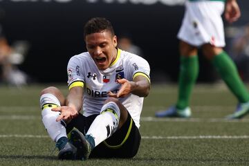 Ftbol, Audax Italiano v Colo Colo.
Primera fecha, Campeonato de Clausura 2016.
El jugador de Colo Colo, Javier Reina, centro, reacciona luego de una falta de Audax Italiano durante el partido de primera divisin en el estadio Bicentenario de la Florida d