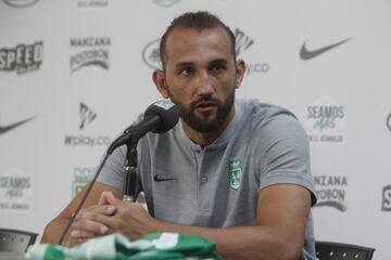 Los extranjeros Hernán Barcos y Pablo Ceppelini se pusieron la camiseta de Atlético Nacional durante la presentación oficial como nuevos refuerzos para la Liga Águila y Copa Libertadores.